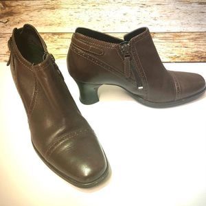 Clarks ankle boot bootie brown 6